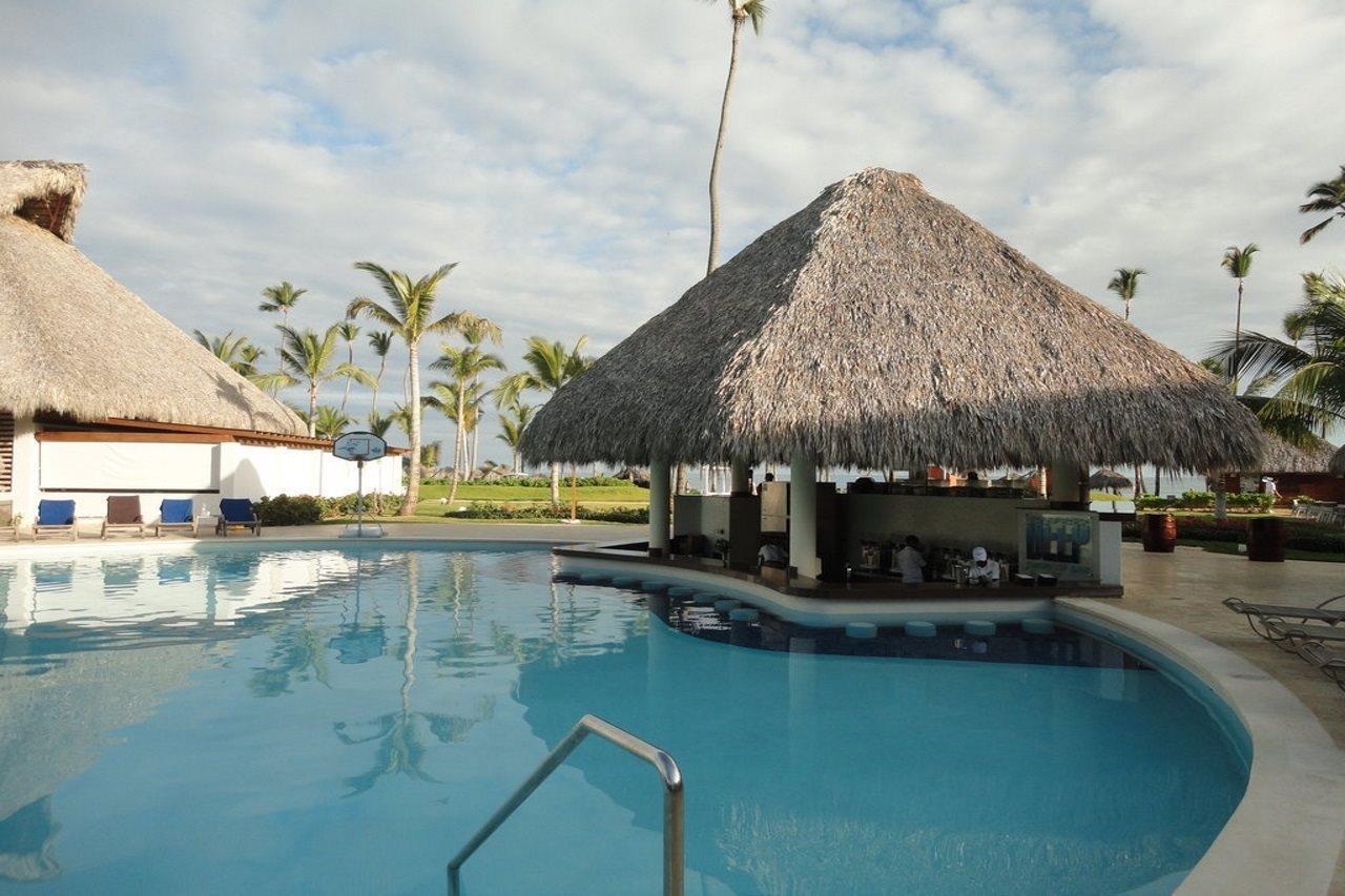 Breathless Punta Cana Resort & Spa (Adults Only) Exteriér fotografie A swim-up bar at a resort in Punta Cana, Dominican Republic